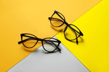 Renkli arkaplanda farklı gözlük