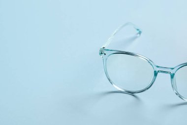 Renkli arkaplanda şık gözlükler, yakın plan