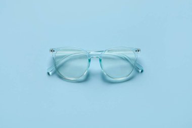 Renkli arkaplanda şık gözlük