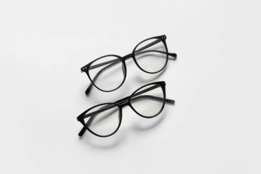 Beyaz arkaplanda farklı gözlük