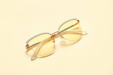 Renkli arkaplanda şık gözlük