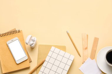 Renk tablosunda farklı ofis araçları ve aygıtlar