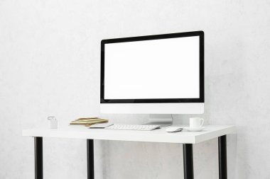 Modern bilgisayarlı şık bir iş yeri. Işık duvarının yanında.