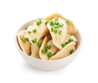 Beyaz arka planda lezzetli hamur tatlısı olan kase