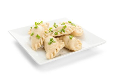 Beyaz arka planda lezzetli hamur tatlısı tabağı