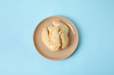 Renkli arkaplanda lezzetli hamur tatlısı tabağı