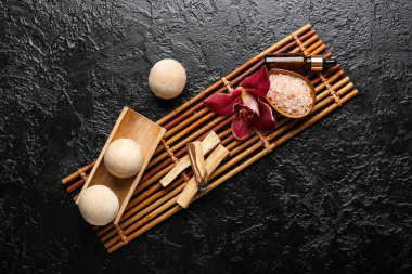 Palo Santo 'nun koyu arkaplanda güzel bir spa kompozisyonu.