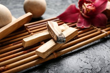 Palo Santo koyu arkaplan üzerine