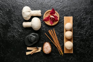 Koyu arkaplanda güzel bir spa kompozisyonu