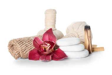 Beyaz arkaplanda güzel bir spa kompozisyonu