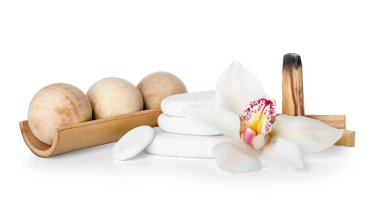 Beyaz arkaplanda güzel bir spa kompozisyonu