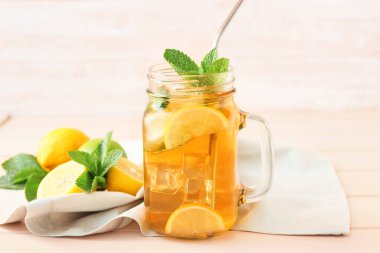 Mason Kavanozu, yumuşak ahşap arka planda meyveli buzlu çay.