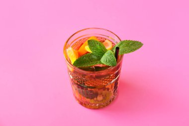 Renkli meyveli bir bardak lezzetli buzlu çay.