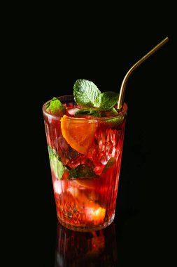 Koyu arkaplanda limonlu lezzetli buzlu çay.