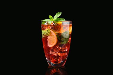 Koyu arkaplanda limonlu lezzetli buzlu çay.