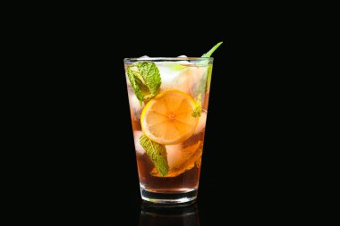 Koyu arkaplanda limonlu lezzetli buzlu çay.