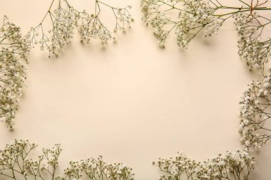 Renkli arkaplanda güzel çigila çiçeklerinden yapılmış çerçeve