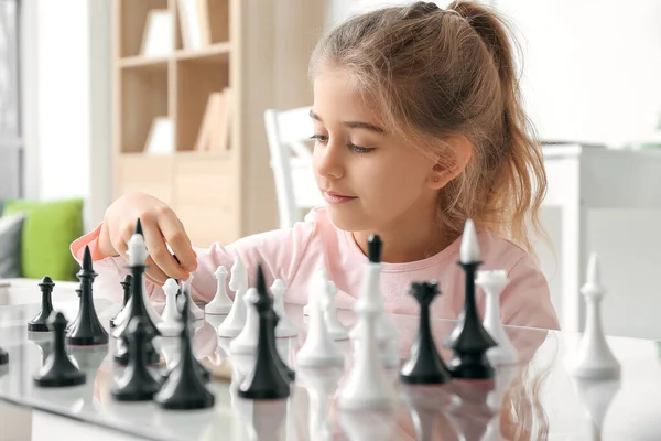 かわいいです女の子遊びますチェスホーム — ストック写真