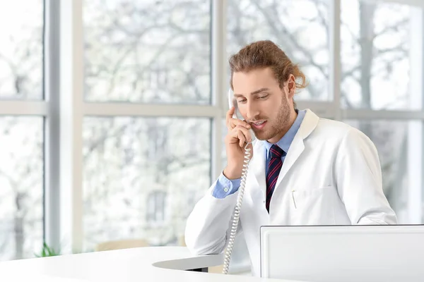 Man Medisch Assistent Praten Telefoon Kliniek — Stockfoto