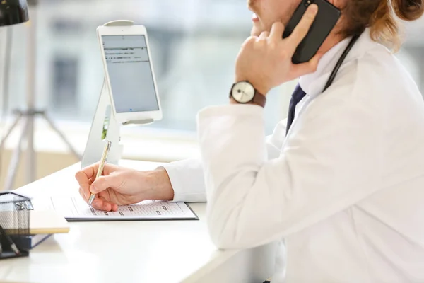 Médico Falando Por Telefone Celular Enquanto Trabalhava Clínica — Fotografia de Stock