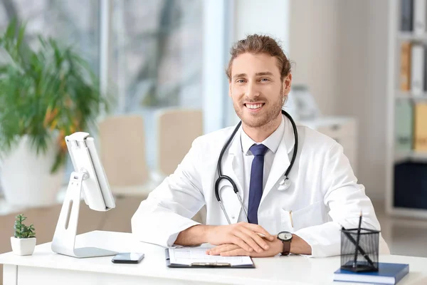 Young Doctor Working Desk Clinic — Stock Photo, Image