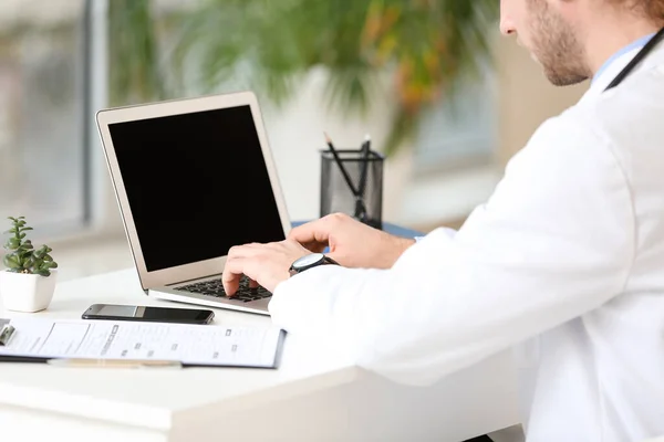 Jovem Médico Usando Laptop Clínica — Fotografia de Stock