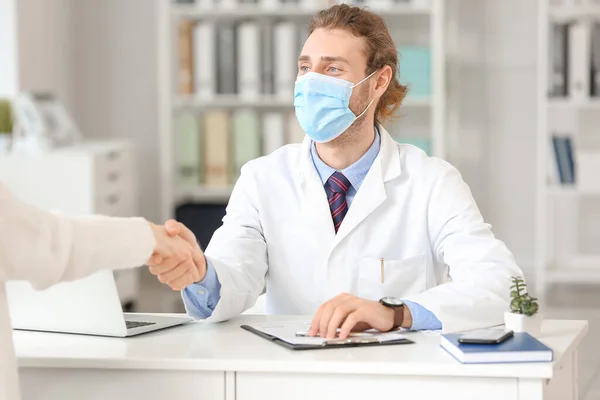 Junger Arzt Arbeitet Mit Patient Klinik — Stockfoto