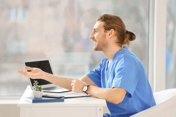 Young Doctor Working Clinic — Stock Photo, Image