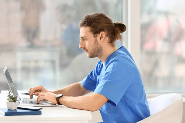 Junger Arzt Mit Laptop Klinik — Stockfoto