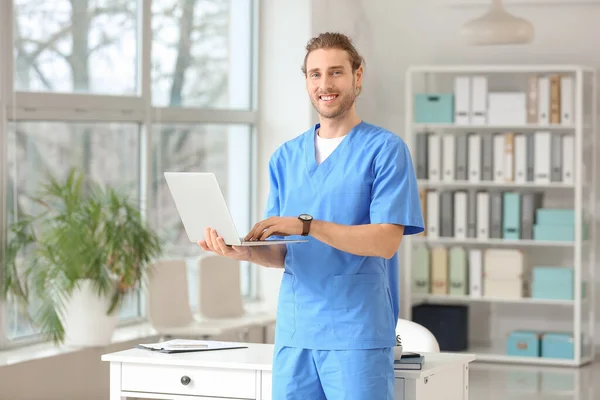 Jovem Médico Usando Laptop Clínica — Fotografia de Stock