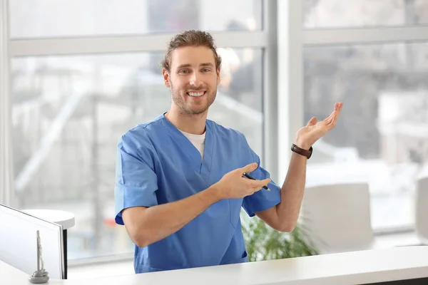 Male Receptionist Showing Something Clinic — Stock Photo, Image