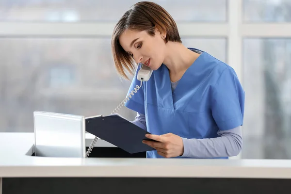 Female Receptionist Working Clinic — Stock Photo, Image