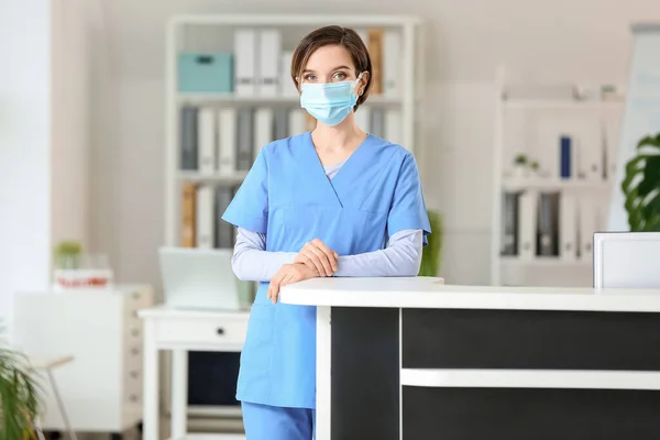 Recepcionista Femenina Escritorio Clínica — Foto de Stock