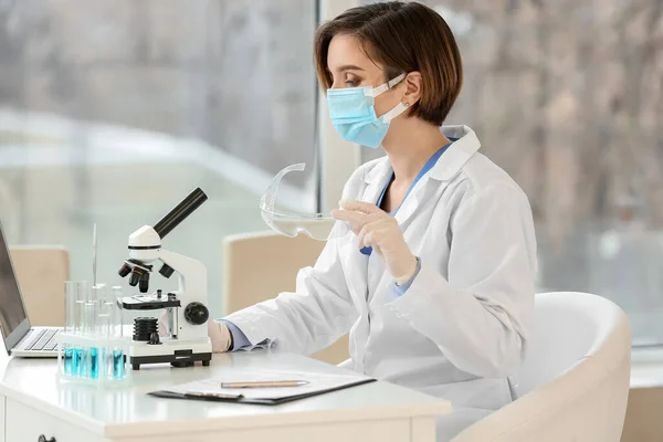 Женщины Учёные Работающие Лаборатории — стоковое фото