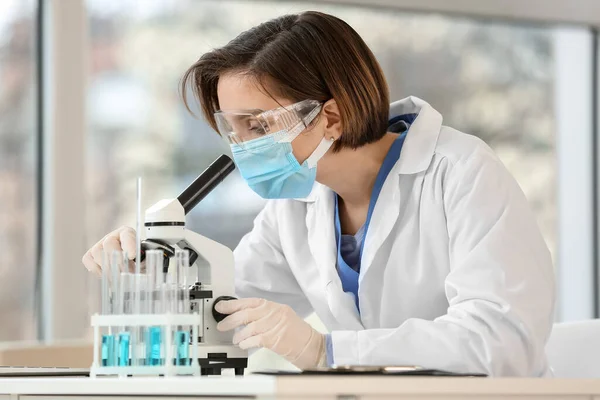 Científica Femenina Trabajando Laboratorio — Foto de Stock