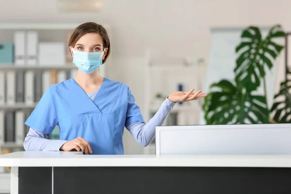 Recepcionista Femenina Mostrando Algo Clínica — Foto de Stock