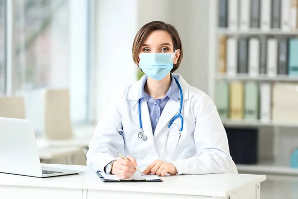 Female Doctor Working Clinic — Stock Photo, Image