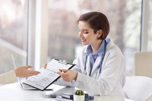 Médica Trabalhando Com Paciente Clínica — Fotografia de Stock