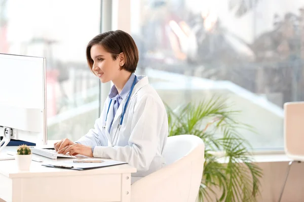 Médica Trabalhando Com Computador Clínica — Fotografia de Stock