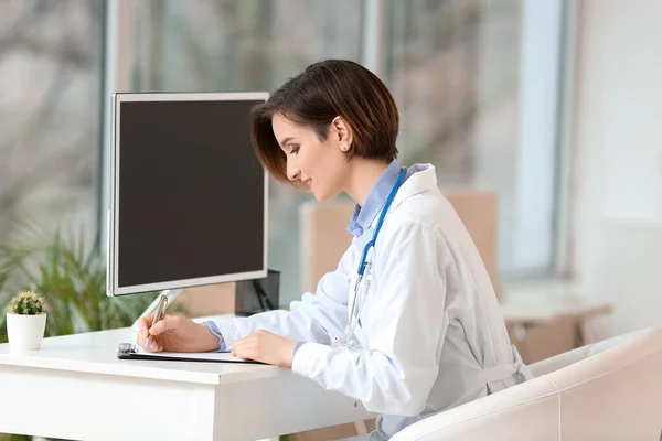 Female Doctor Working Clinic — Stock Photo, Image