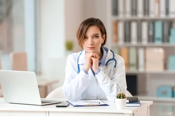 Doctora Que Trabaja Clínica —  Fotos de Stock