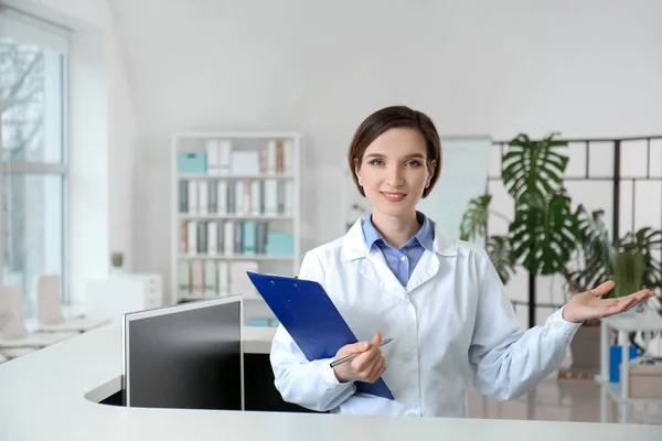 Kvinnlig Medicinsk Assistent Visar Något Kliniken — Stockfoto