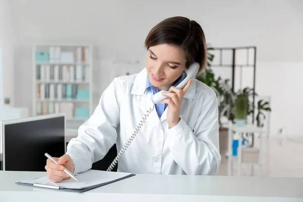 Assistente Médica Feminina Trabalhar Clínica — Fotografia de Stock