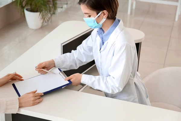 Assistente Medica Femminile Che Lavora Con Paziente Clinica — Foto Stock