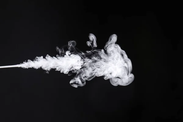 暗い背景に白い煙 — ストック写真
