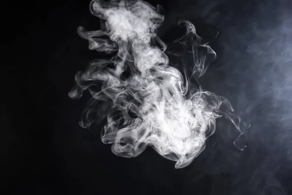 暗い背景に白い煙 — ストック写真