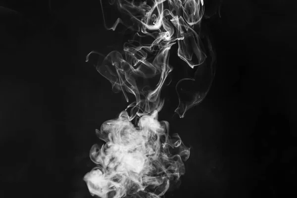 黑暗背景下的白烟 — 图库照片