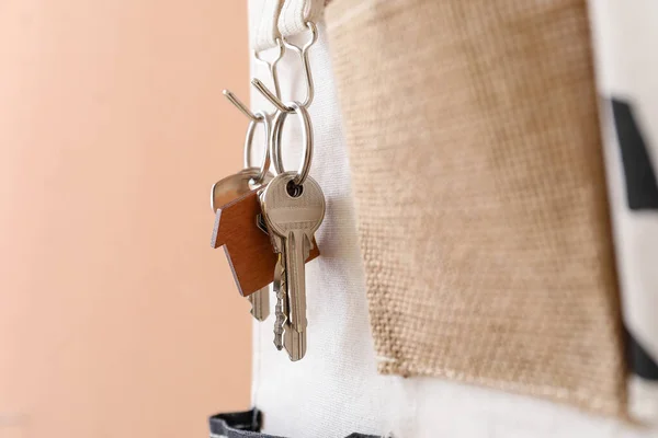Στήριγμα Κλειδιά Που Κρέμονται Στον Τοίχο Χρώμα Closeup — Φωτογραφία Αρχείου
