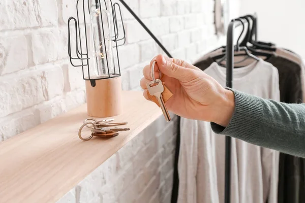 Mujer Con Llaves Casa Primer Plano — Foto de Stock