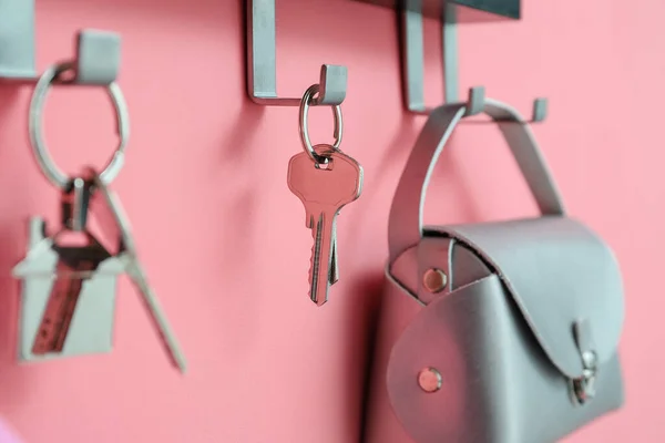 Στήριγμα Κλειδιά Και Τσάντα Κρέμονται Στον Τοίχο Χρώμα Closeup — Φωτογραφία Αρχείου